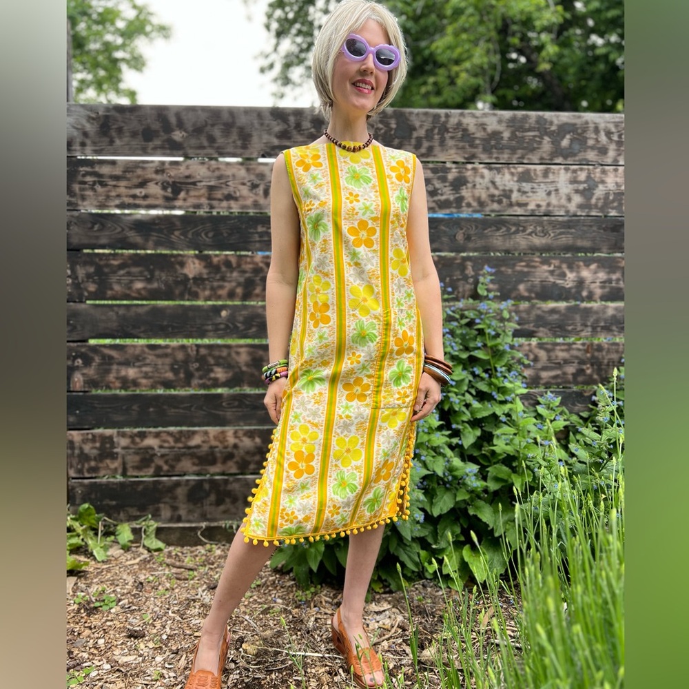 60s Hawaiian Tiki Dress w/ Pompom Trim - Picture 5 of 9